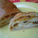 Rolada drożdżowa z dżemem klementynkowym i rodzynkami