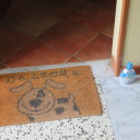 Legenda butelek przy drzwiach