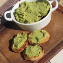 Pasta z ciecierzycy na crostini