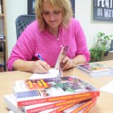 Podpisywanie książki w siedzibie wydawnictwa