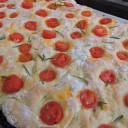 Focaccia z ciecierzycy, rozmarynu i pomidorków czereśniowych