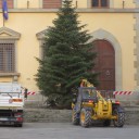 Sprzątanie dekoracji w centrum miasta
