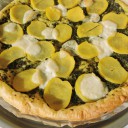 Słone ciasto z ziemniakami i sosem z natki pietruszki