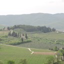 Jesienna kobieta w wewnętrznej podróży do Toskanii