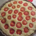 Słone ciasto z cebulą i pomidorkami czereśniowymi