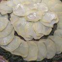 Słone wegan ciasto ze szpinakiem i ziemniakami