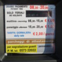 Parkometr działa, a pomnik matki z dzieckiem żegna stary szpital