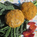 Kukurydziane bułki z czarną kapustą, suszonymi pomidorami i cebulą