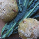 Bułeczki z czarną kapustą i suszonymi pomidorami