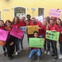 Młodzież z Czerwonego Krzyża obejmuje przechodniów Pistoi