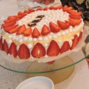 Tort bezowy z truskawkami