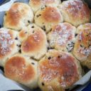 Pan brioche czyli puszyste bułeczki drożdżowe, tym razem z łezkami czekoladowymi