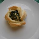 Róże z ciasta francuskiego oraz ze szpinakiem i ricottą