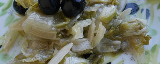 Duszona endywia z czarnymi oliwkami