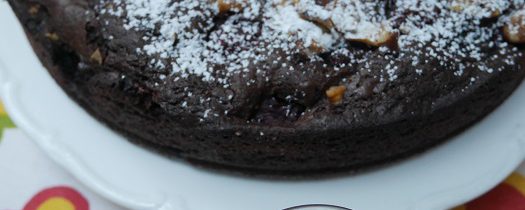 Ciasto czekoladowe z malinami i orzechami włoskimi