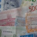 Korony szwedzkie ze świecą w ręku