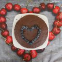 Puszyste ciasto z dżemem jagodowym na Walentynki