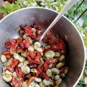 Duszony bób z suszonymi pomidorami