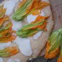 Biała pizza z kwiatami cukinii