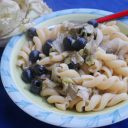 Viva la pasta! cz.81: Fusilli giganti z radicchio varegiato i czarnymi oliwkami