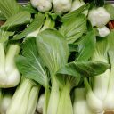 Duszony pak choi z imbirem i sezamem