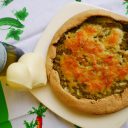 Słona żytnia tarta na winie z brokułami i scamorzą