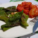 Smażone friggitelli w towarzystwie ziemniaków w pomidorach