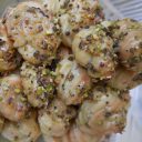 Choinkowy profitterol w polewie pistacjowej