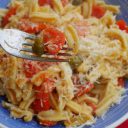 Fusilli z pomidorkami czereśniowymi i kaparami
