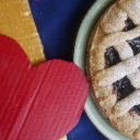 Kruche ciasto żytnie z dżemem śliwkowym na Walentynki