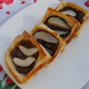 Kwadraty z ciasta francuskiego z gruszką i czekoladą