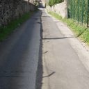 Wąski skrót pomiędzy dwoma częściami Pistoi i sklepik spożywczy z Neronem