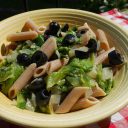 Penne żytnie z sałatą i czarnymi oliwkami