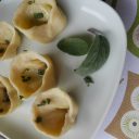 Ravioloni z ziemniakami, porem i szałwią