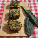 Smażone kwadraty z polenty, czarnej kapusty i fasoli borlotti