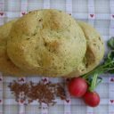 Bułki z liśćmi rzodkiewki i siemieniem lnianym