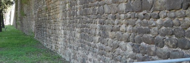 Stare mury Pistoi w rozsypce