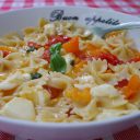 Farfalle z dwoma rodzajami pomidorów i mozzarellą