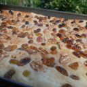 Schiacciata z dużymi złotymi rodzynkami i orzechami włoskimi