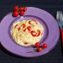 Jajecznica z mozzarellą, pomidorami i parmezanem