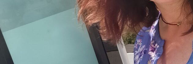 Selfie na Placu Vittorio Veneto w Lajatico. Czy panel cyfrowy działa czy nie?