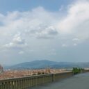 Zmiana w trendach turystycznych we Florencji. Puste Piazzale Michelangelo i fioletowe parkometry.
