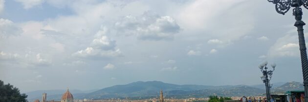 Zmiana w trendach turystycznych we Florencji. Puste Piazzale Michelangelo i fioletowe parkometry.