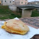 Kolejka po cecinę u Camillo w Pontederze i „5 e 5” nad wodą