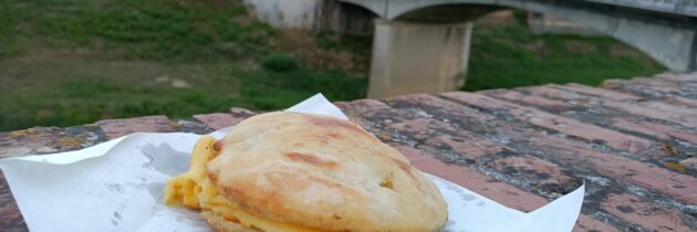 Kolejka po cecinę u Camillo w Pontederze i „5 e 5” nad wodą