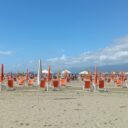 Plaża publiczna przy molo w Viareggio tylko dla mieszkańców miasta