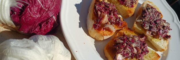 Crostini z radicchio i grana padano