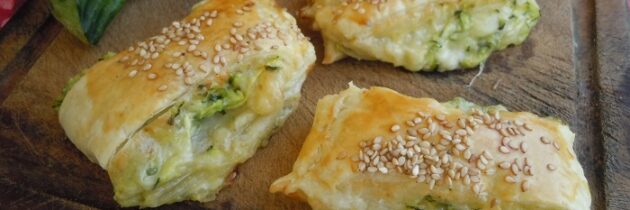 Poduszki z ciasta francuskiego z serem i cukinią