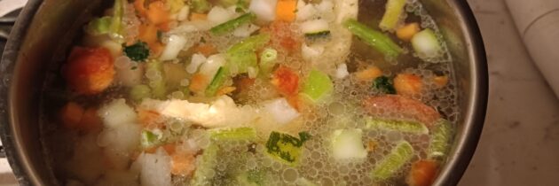 Zupa na skórce od parmezanu