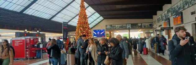 Choinka na florenckiej stacji bez życzeń od przejezdnych